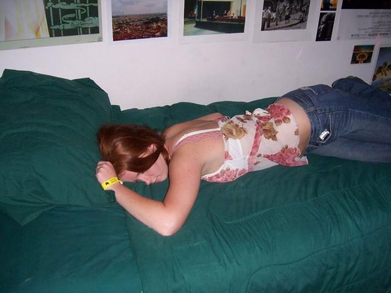 Зажигательная голая пьяная девушка позирует на диване