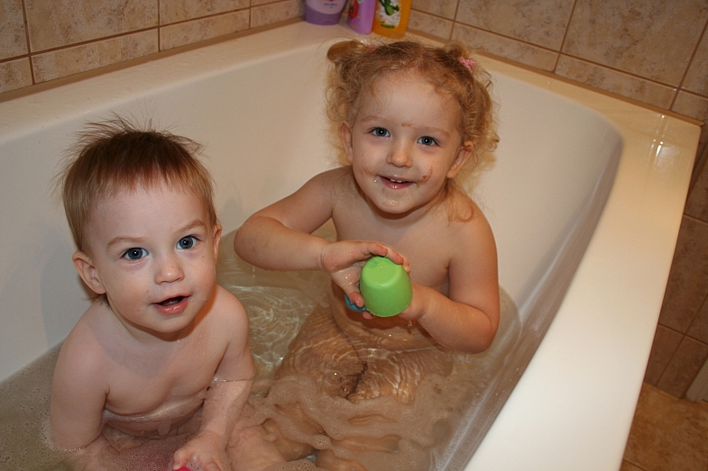 Две малышки вместе принимают душ