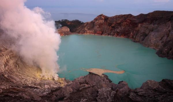 , :  http://doseng.org/interesnoe/36557-dobycha-sery-v-indonezijskom-vulkane.html