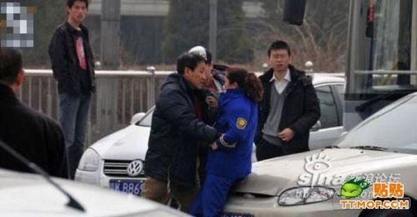 Жесткие разборки на дороге в Китае (10 фото)