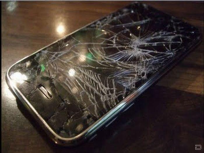 Разбитые iPhone (23 фото)