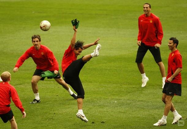 http://doseng.org/uploads/posts/2009-12/1260495317_1260370265_manchester_united_training_carlos_tevez.jpg