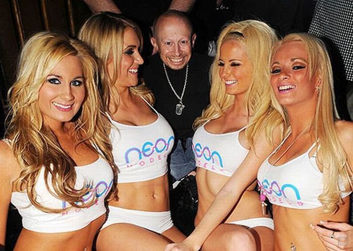 1266380083_vern_troyer_and_his_women_02.jpg