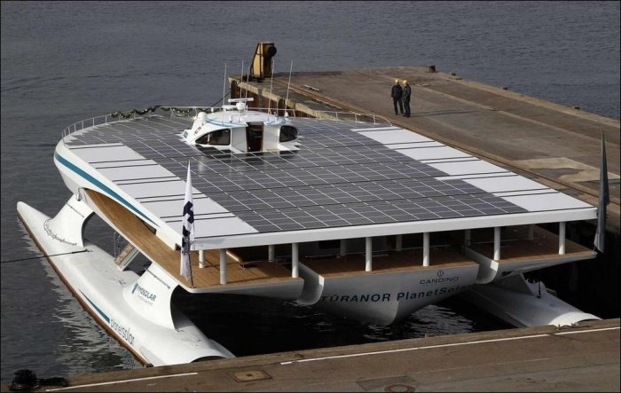 Лодка на солнечных батареях (7 фото)