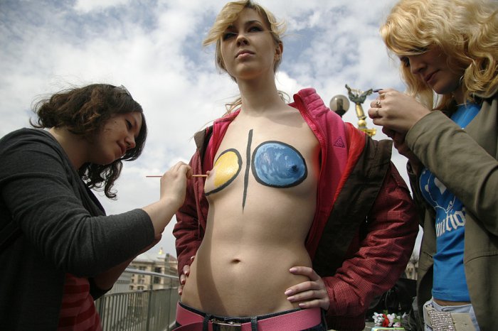 FEMEN презентовали новый логотип от российского дизайнера Артемия Лебедева 