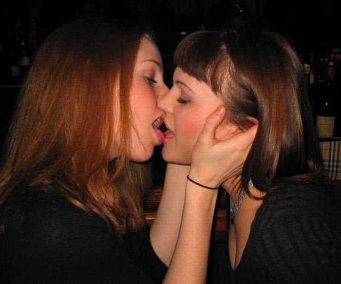 Две подружки целуются перед приятелем и отсасывают ему