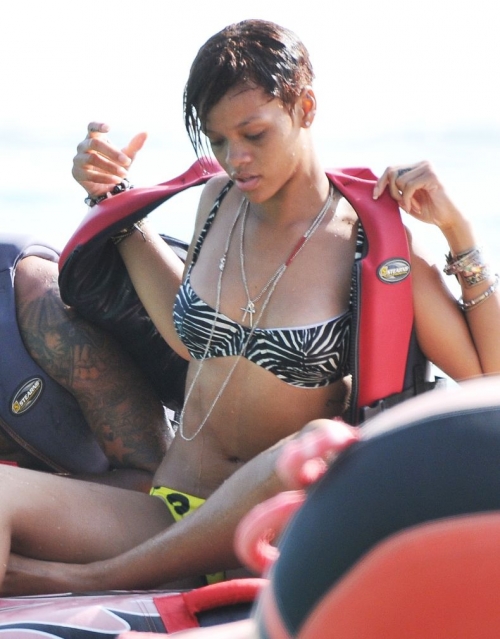  (Rihanna)   (16 )