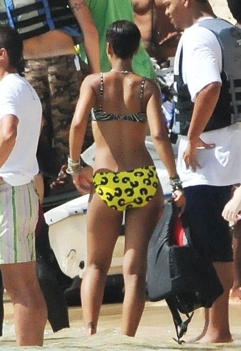  (Rihanna)   (16 )