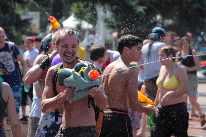 . Wet Flashmob! Water gun fight.     (38 )