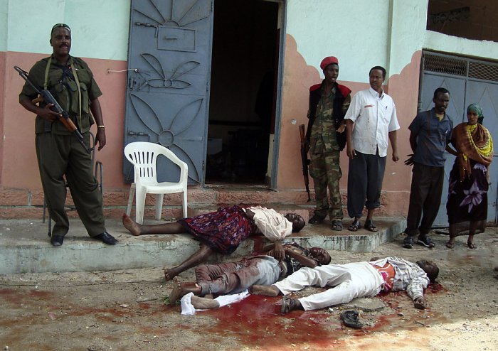 1282759422 12 В Уганде боевики убили семнадцать человек, включая военных, полицейских и мирных жителей