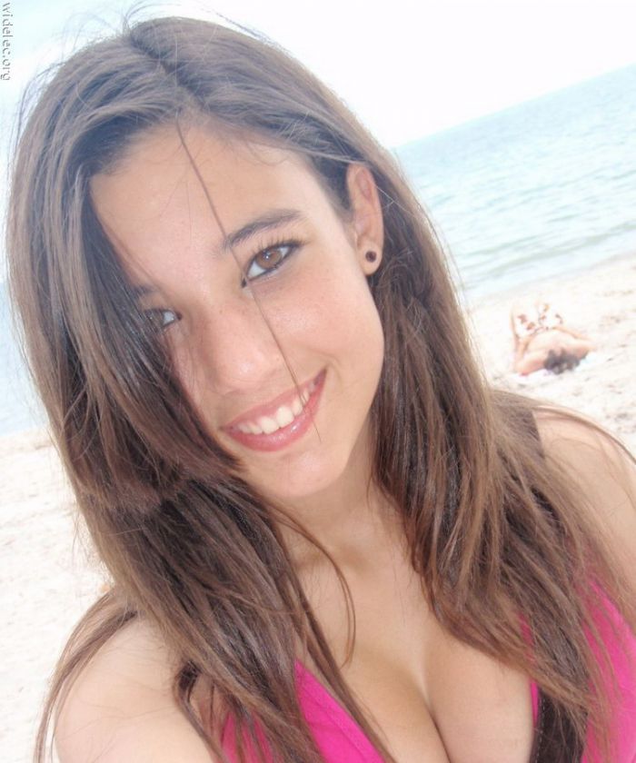  Angie Varona