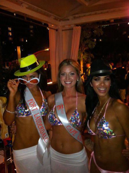   (Miss Hooters) 2011 (44 )