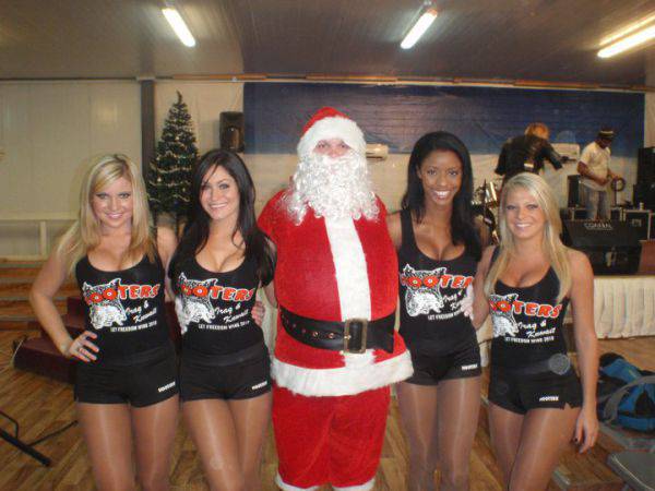   (Miss Hooters) 2011 (44 )