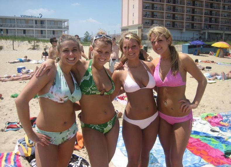 Девушки на пляже частное фото фото