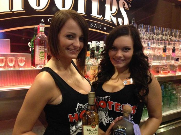     Hooters   (86 )