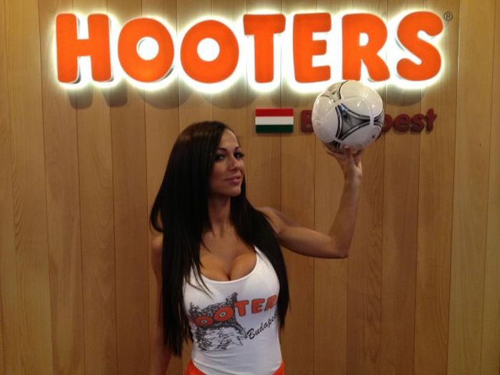     Hooters   (86 )