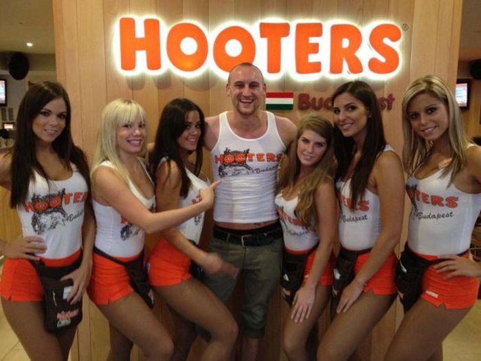     Hooters   (86 )