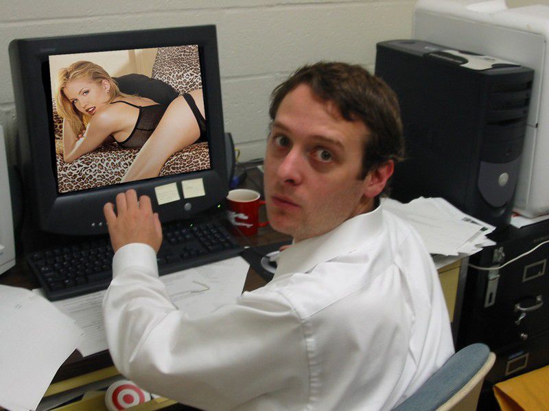 Мужик дрочит длинный член за компьютерным столом фото
