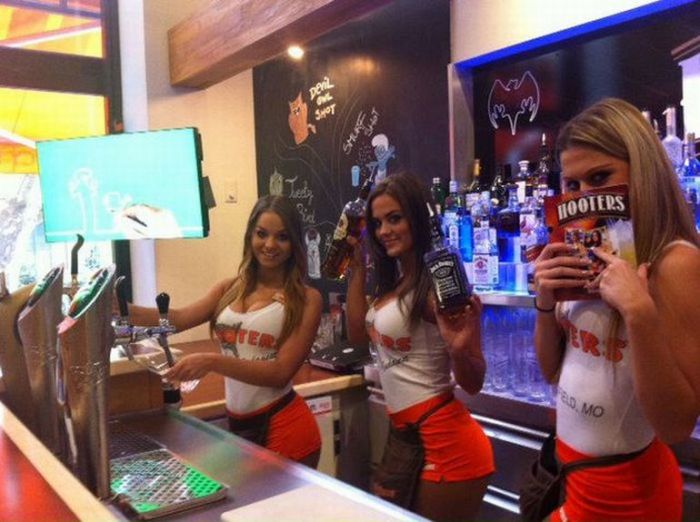     Hooters