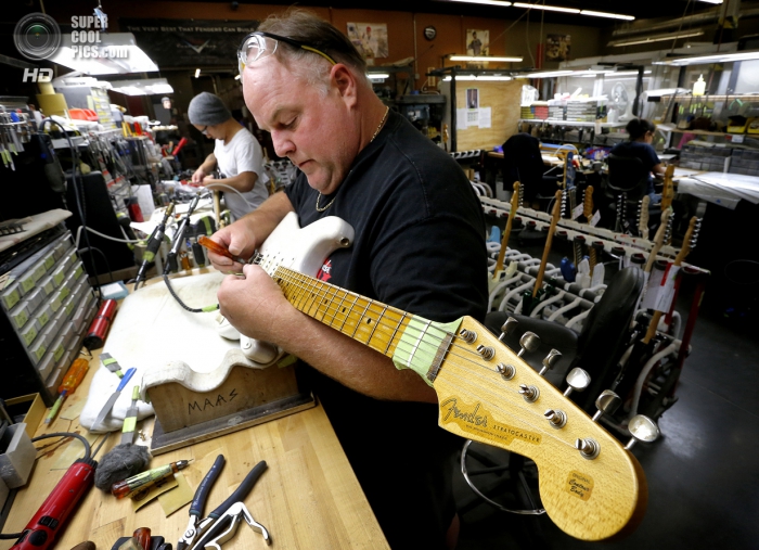60-  Fender Stratocaster