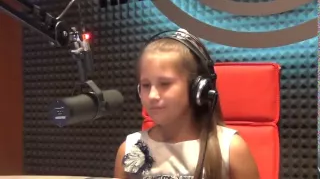 У микрофона 11-летняя девочка
