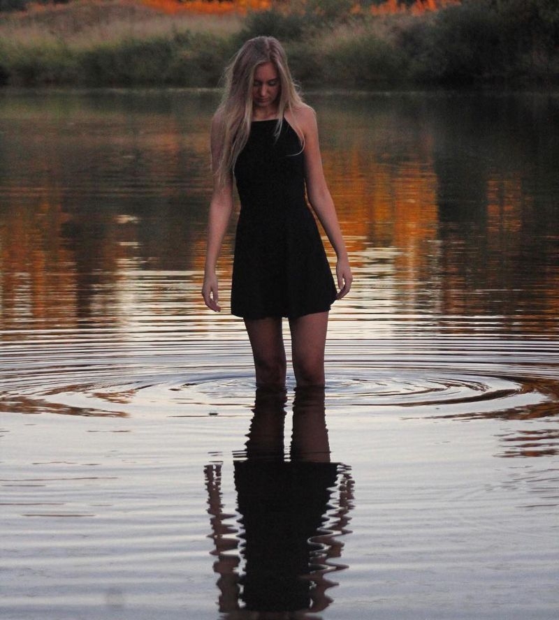 Блондинистая сучка по колено в воде