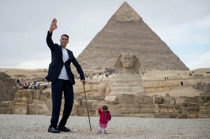 Самый высокий мужчина и самая маленькая женщина встретились в Каире
