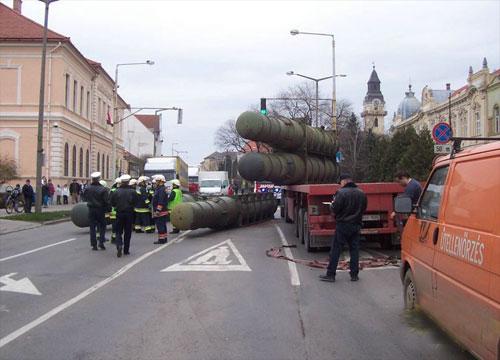 В Венгрии при перевозке попадали боеголовки (8 фото)