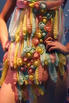 Платья из презервативов (20 фото)