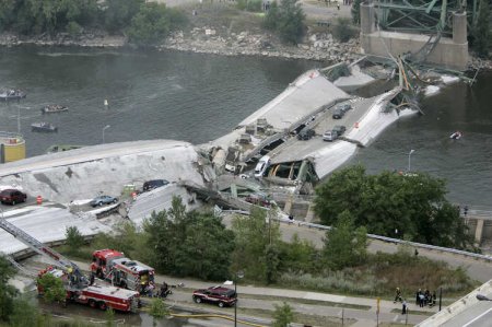 В Миннеаполисе обрушился мост через Миссисипи (25 фото)