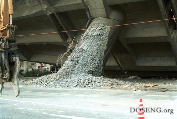 В Японии рухнул мост (8 фото)