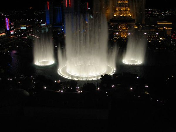 Красивый фонтан в Лас-Вегасе (33 фото)