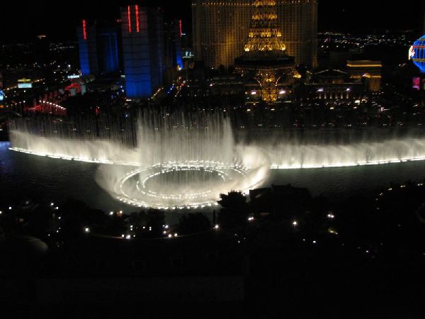 Красивый фонтан в Лас-Вегасе (33 фото)