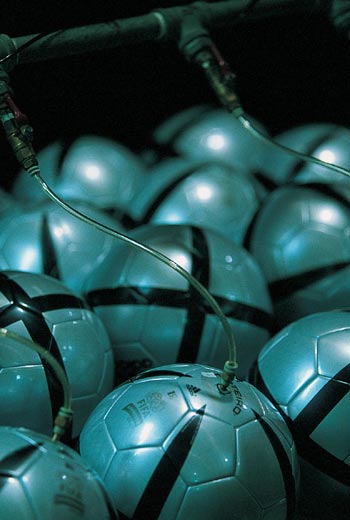Этапы изготовления футбольных мячей Adidas (40 фото)