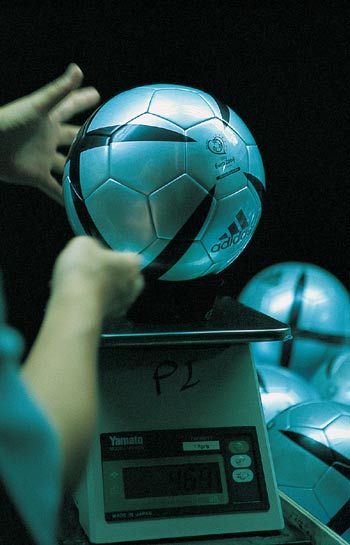 Этапы изготовления футбольных мячей Adidas (40 фото)