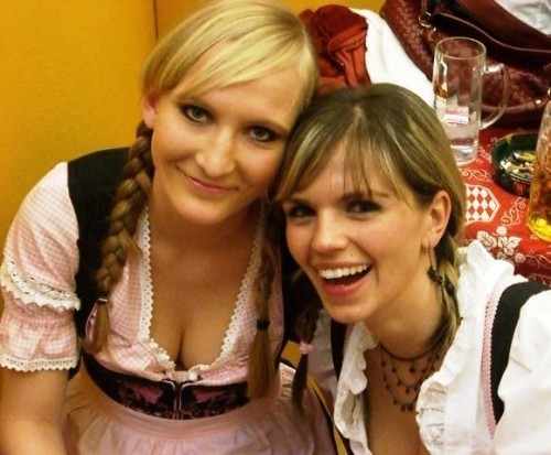 Девушки развлекаются на Oktoberfest (Германия)