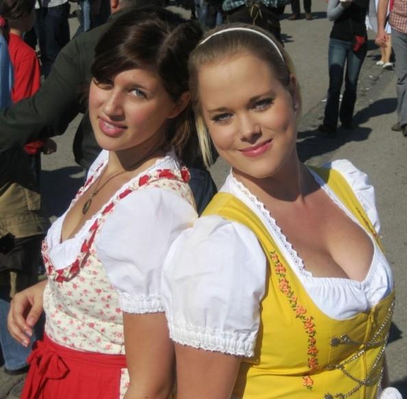Девушки развлекаются на Oktoberfest (Германия)