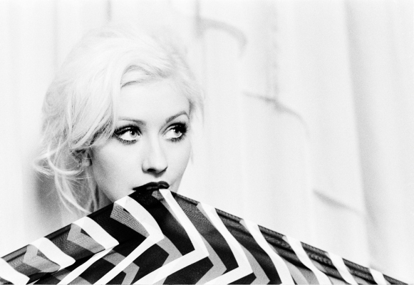 Christina Aguilera в черно-белом (24 фото)