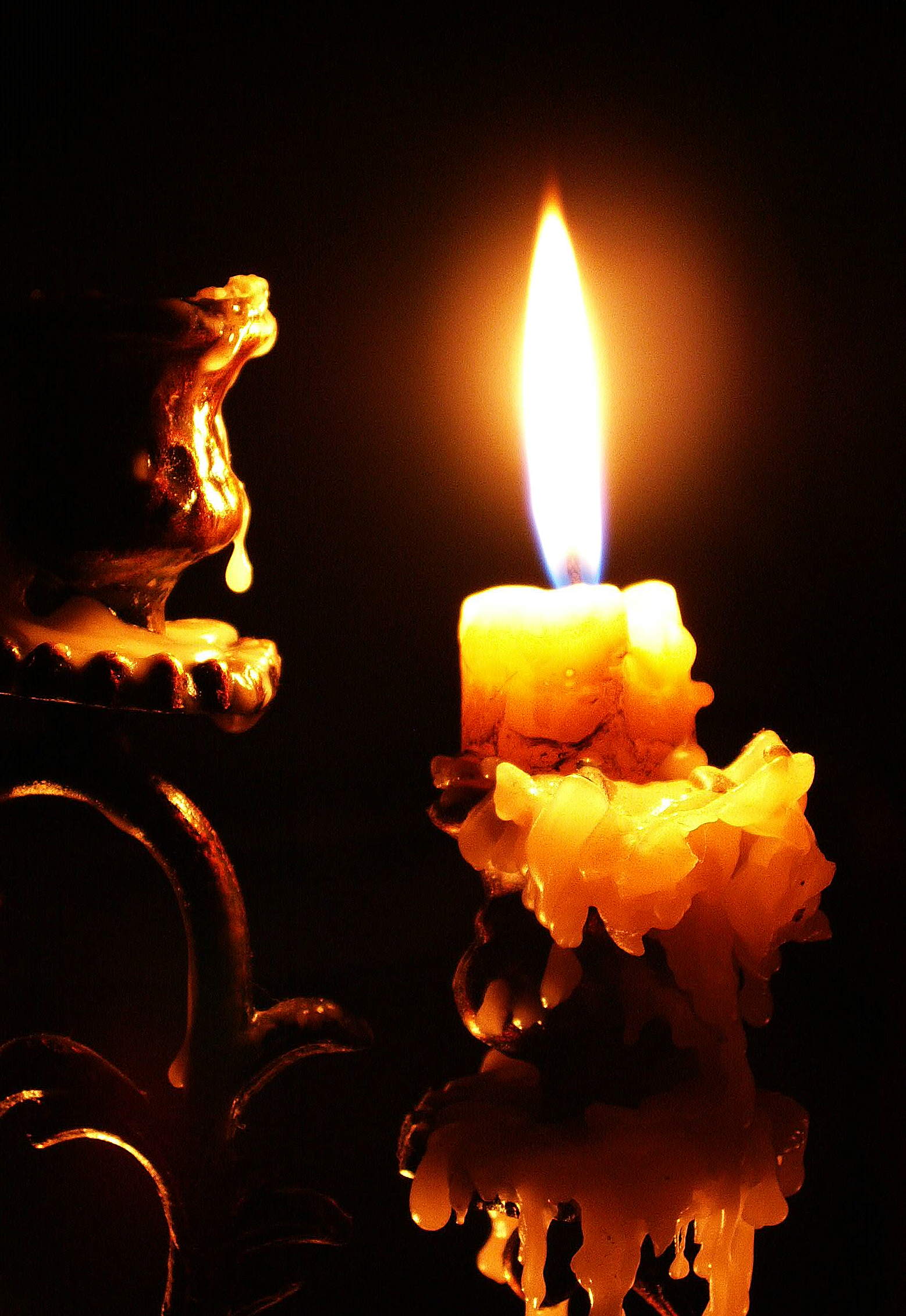 Красиво горит свеча