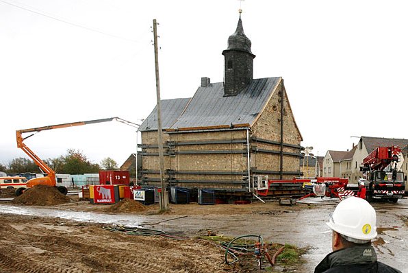 Церковь Emmaus-Kirche отправляется в вояж (8 фото)