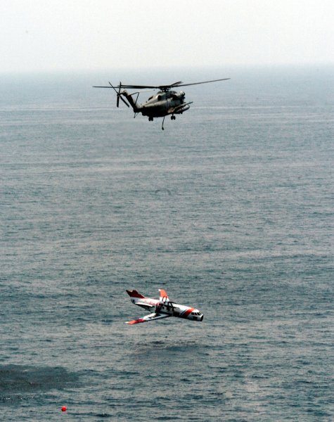 Затонувший самолёт подняли вертолётом