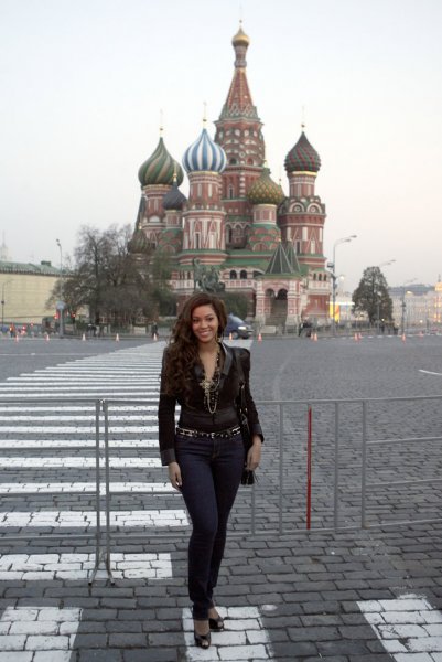Beyonce прогуливается по Москве (10 фото)