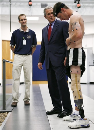 Буш в госпитале для ветеранов войны в Ираке (7 фото)
