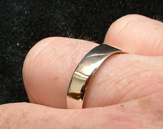 Ли уменьшить золотое кольцо. Поцарапала обручальное кольцо. Царапанное кольцо обручальное. Кольцо с царапинами. Золотое кольцо царапина.