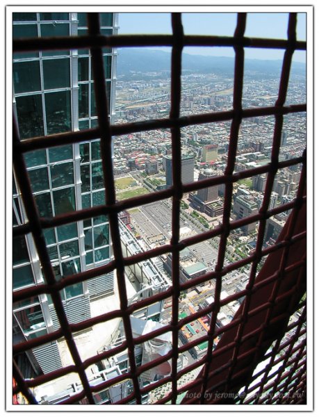 Самый быстрый пассажирский лифт в мире (4 фото)