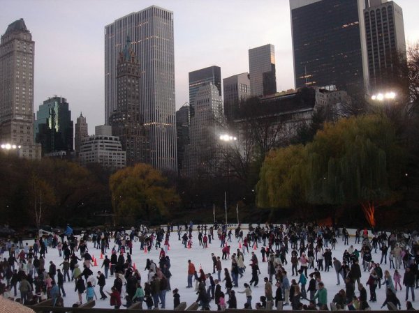 Лёд в центральном парке Нью Йорка, не пустует даже ночью