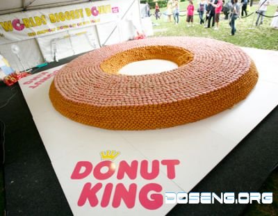 Donut King создала самый большой пончик в мире весом 3.5 тонны (13 фото)