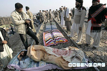 Авария пассажирского поезда в Пакистане (7 фото)