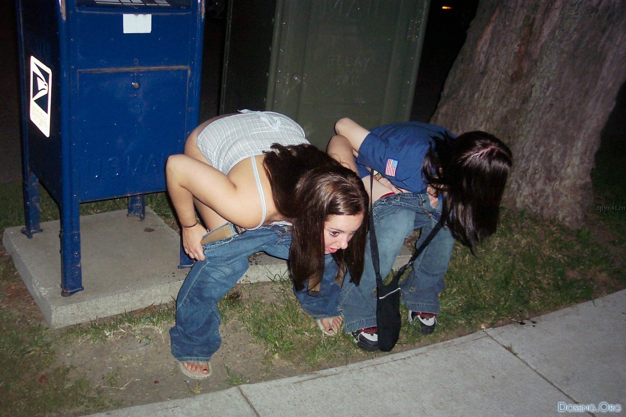 Пьяные девушки писают на улице