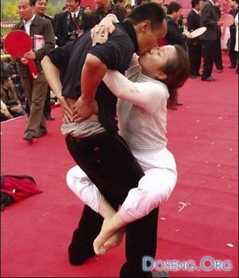 Соревнования по поцелуям (12 фото)